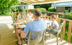 petit déjeuner en famille sur la terrasse du mobil home Giroflée 
